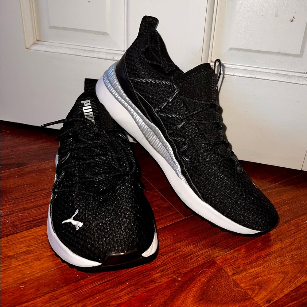 Woman’s puma sneakers